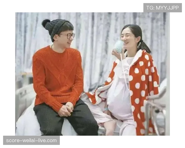 刷到费德勒跟孩子在后院玩，真像个普通爸爸——直到镜头扫到他那块表