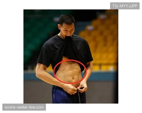 易建联训练完顺手拎了杯冰美式，这自律我真看不懂